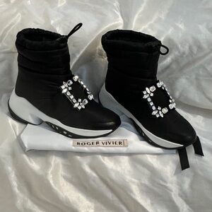 Roger Vivier Viv' Run embellished snow boot with a crystal-embellished buckle